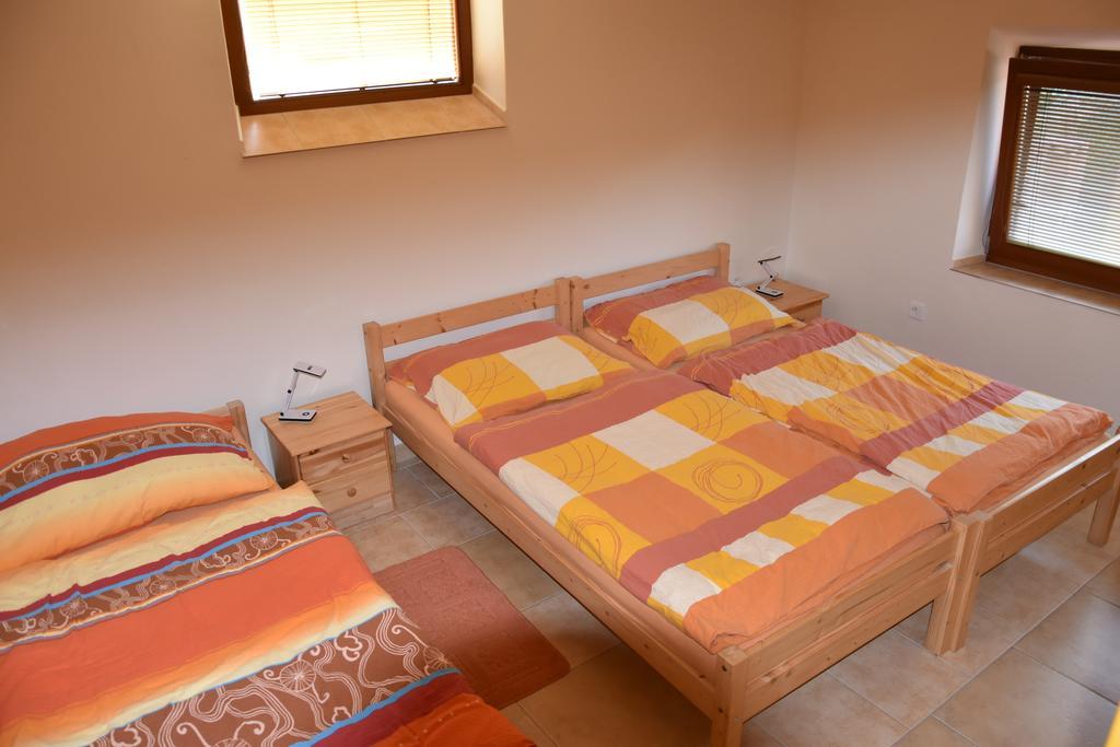 Za Kaplicku Pension Hovorany Buitenkant foto