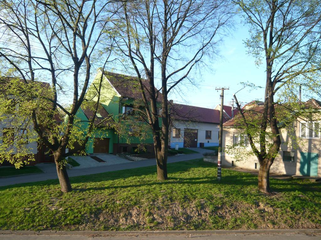 Za Kaplicku Pension Hovorany Buitenkant foto